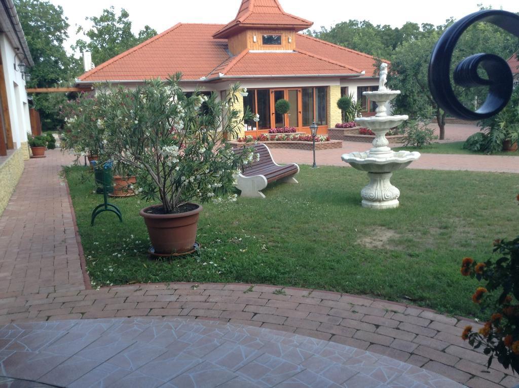 Bornemisza Kuria Apartamento Tiszabecs Exterior foto