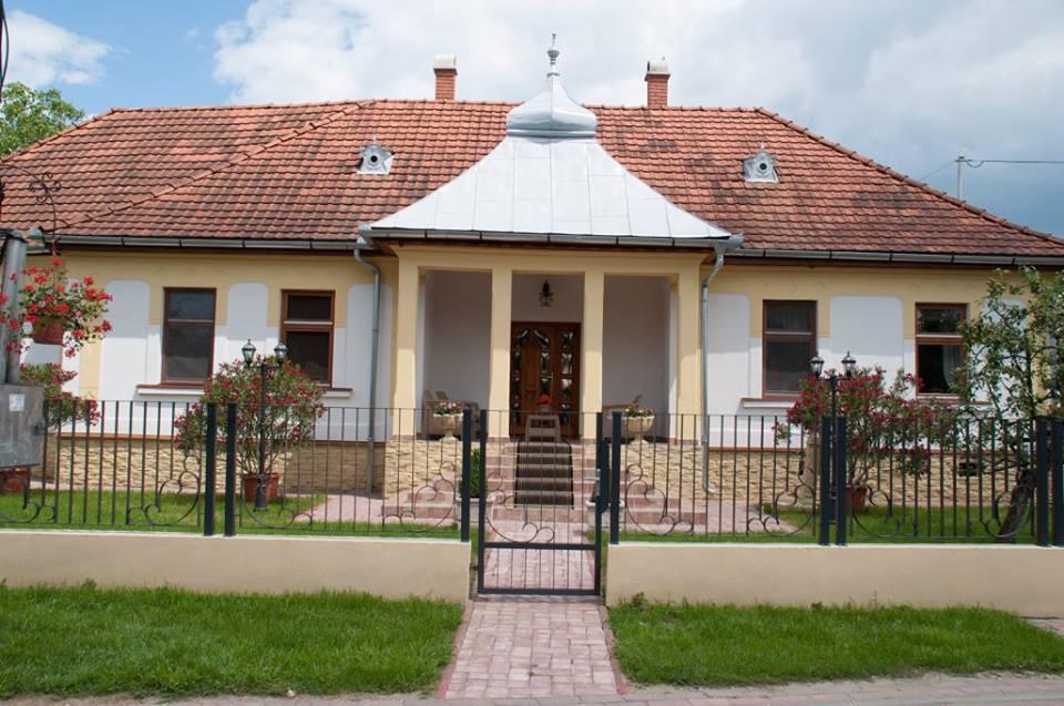 Bornemisza Kuria Apartamento Tiszabecs Exterior foto