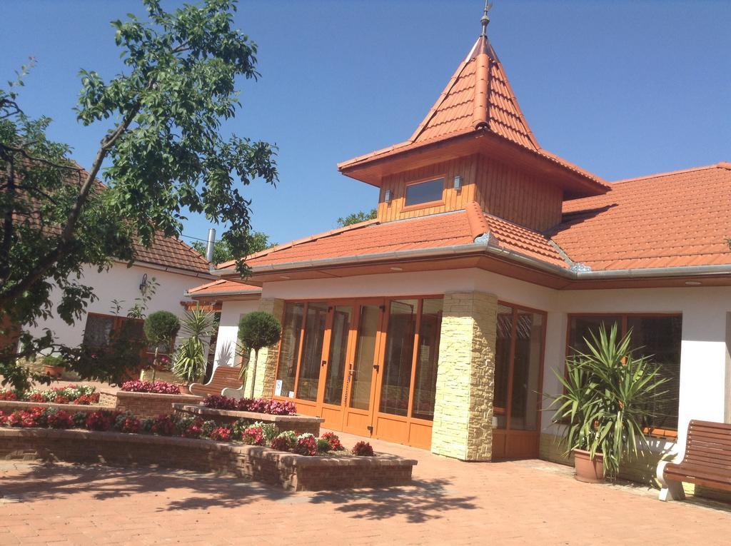 Bornemisza Kuria Apartamento Tiszabecs Exterior foto
