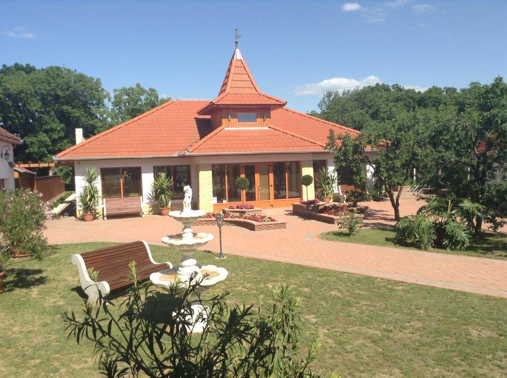 Bornemisza Kuria Apartamento Tiszabecs Exterior foto