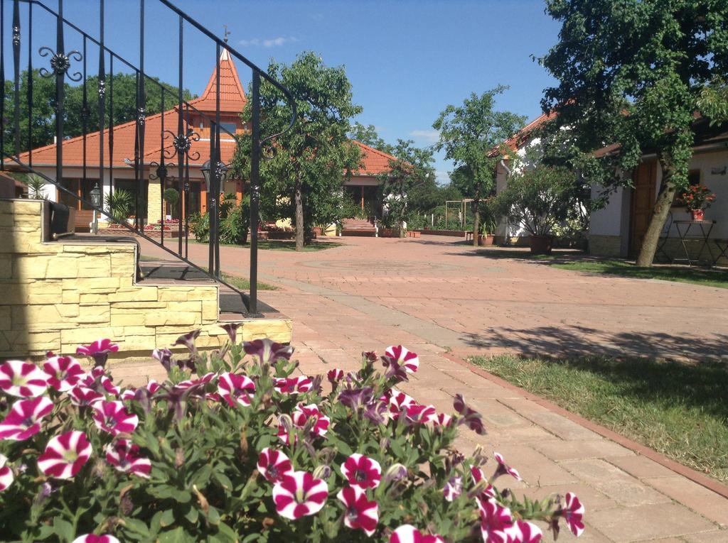 Bornemisza Kuria Apartamento Tiszabecs Exterior foto