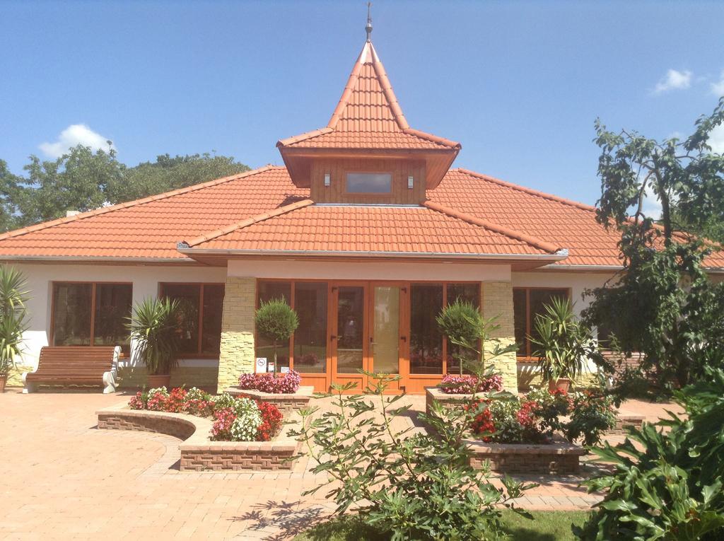 Bornemisza Kuria Apartamento Tiszabecs Exterior foto