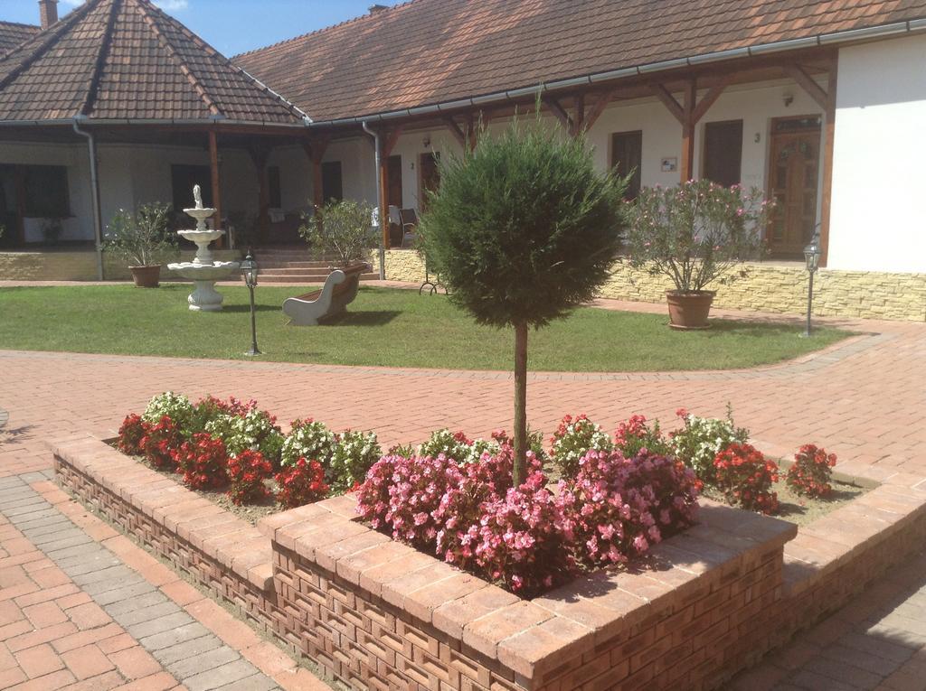 Bornemisza Kuria Apartamento Tiszabecs Exterior foto