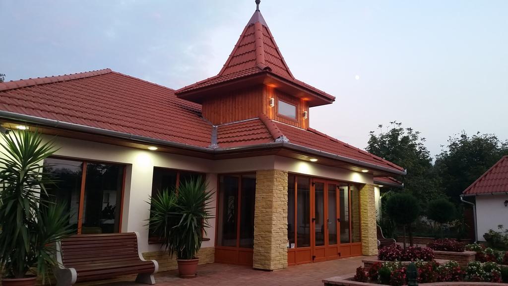 Bornemisza Kuria Apartamento Tiszabecs Exterior foto